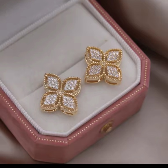 Alhambra Venetian Princess Gold Leaf Elegant 18K Gold Stainless Steel Earrings - Picture 4 of 5